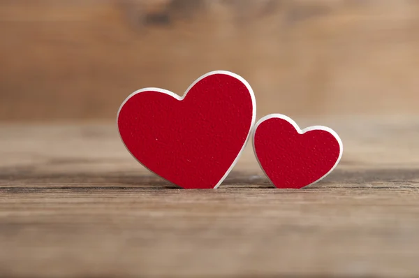 Dois corações vermelhos no fundo de madeira — Fotografia de Stock