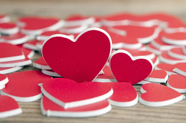 Dos corazones rojos sobre fondo de madera —  Fotos de Stock