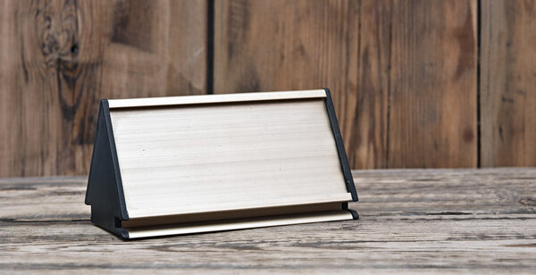 Чистая металлическая табличка на столе. Ready for text to be add
.