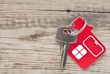 Kilitte üzerinde ev simgesi olan bir anahtar.