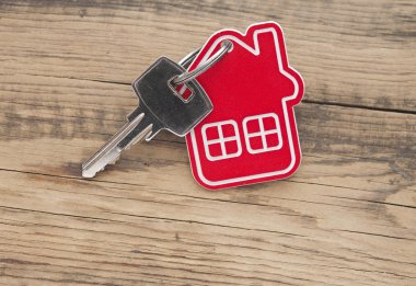 Kilitte üzerinde ev simgesi olan bir anahtar.