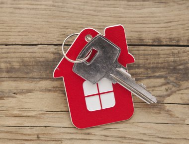 Kilitte üzerinde ev simgesi olan bir anahtar.