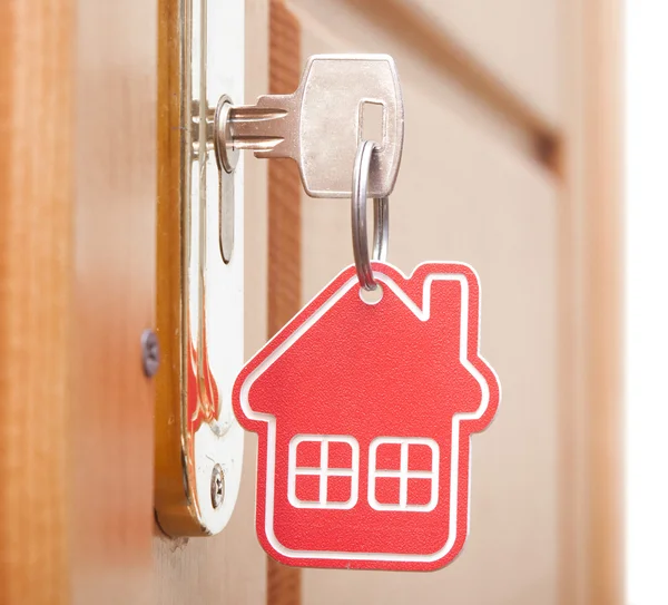 Symbole de la maison et coller la clé dans le trou de serrure — Photo