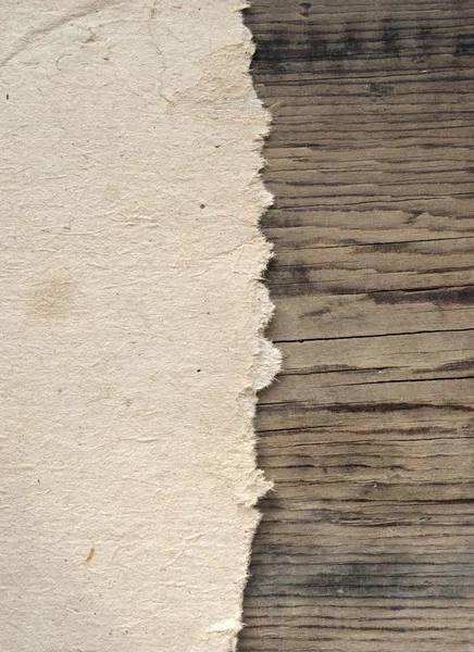 Grunge χαρτί στον ξύλινο τοίχο. — Φωτογραφία Αρχείου