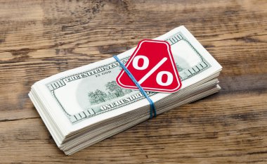 arka yüzde yüz dolar faturaları imzalayın
