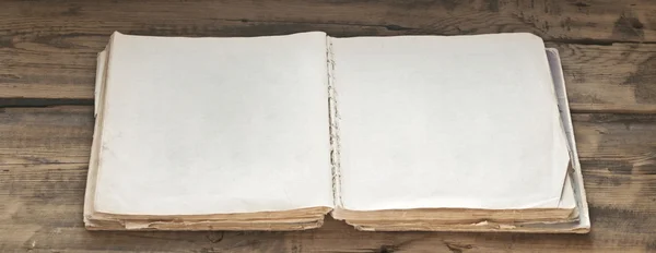 Открытый бланк книги на старом деревянном фоне — стоковое фото