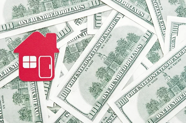 Červené domů přihlásit na sto dolarové bankovky. — Stock fotografie