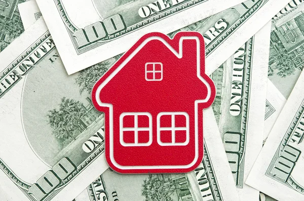 Rotes Hausschild auf Hundert-Dollar-Scheinen. — Stockfoto