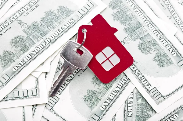 House keys over the hundred dollar banknotes — Stock Photo, Image
