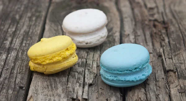 Färgglada macaroons, läckra franska bakverk, staplade på bord. — Stockfoto