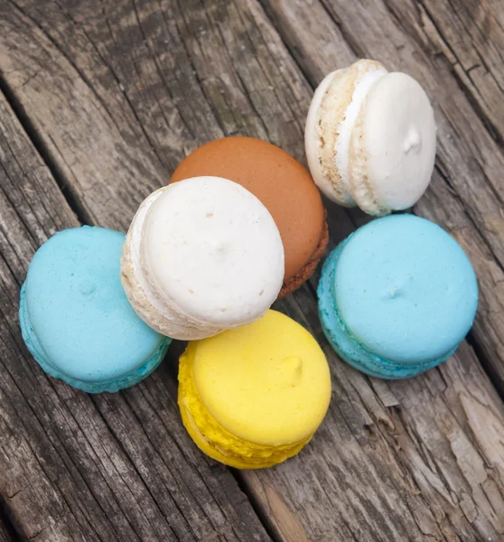 Färgglada macaroons, läckra franska bakverk, staplade på bord. — Stockfoto