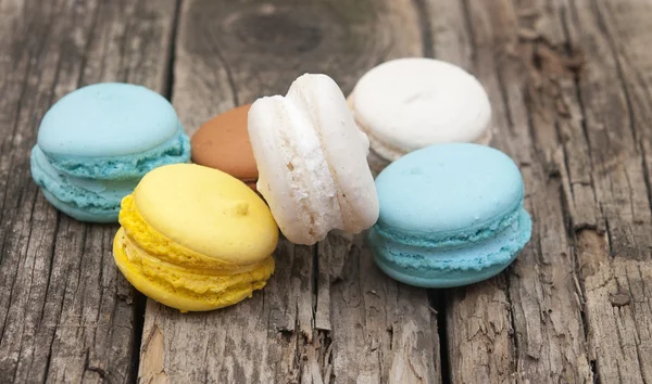 Färgglada macaroons, läckra franska bakverk, staplade på bord. — Stockfoto