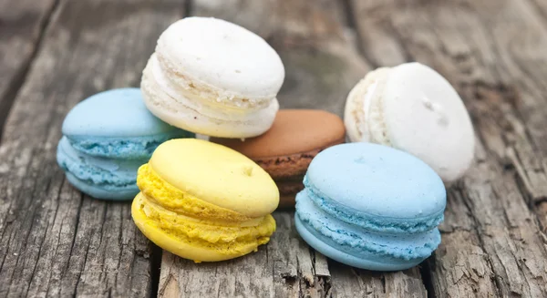 Färgglada macaroons, läckra franska bakverk, staplade på bord. — Stockfoto