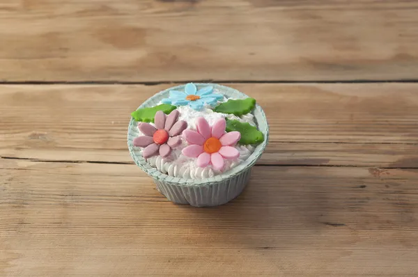 Belos muffins decorados com flor de primavera em madeira vintage — Fotografia de Stock