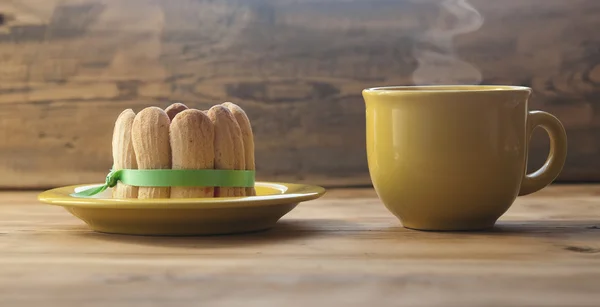 Клубничный торт с чашкой кофе на деревянном столе — стоковое фото