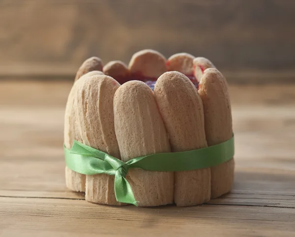 Cupcake med jordgubbar på vintage trä bakgrund — Stockfoto