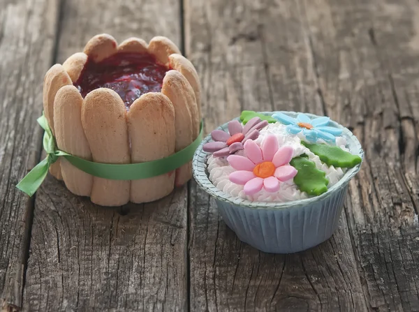 Belos cupcakes no fundo de madeira vintage — Fotografia de Stock