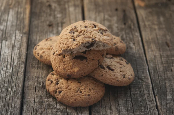 Biscoitos de aveia com passas no fundo de madeira vintage — Fotografia de Stock