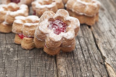 reçelli kurabiye çiçek kırmızı reçel vintage masa üstüne ev yapımı ile 