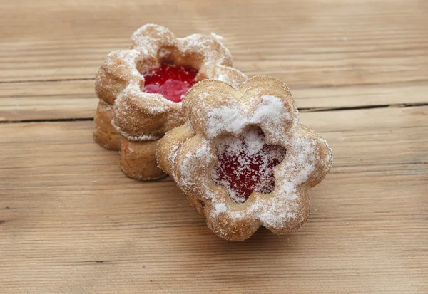 Bloemen vorm cookies cover met poeder suiker op een houten tafel — Stockfoto
