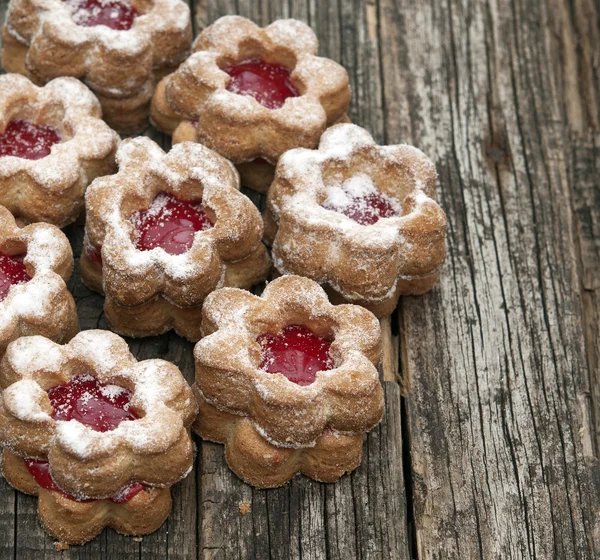 Gelei cookies bloem met rode jam zelfgemaakte op vintage tafelblad — Stockfoto