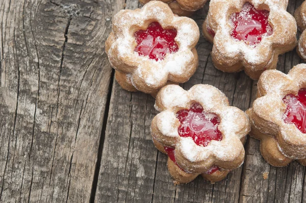 Gelei cookies bloem met rode jam zelfgemaakte op vintage tafelblad — Stockfoto