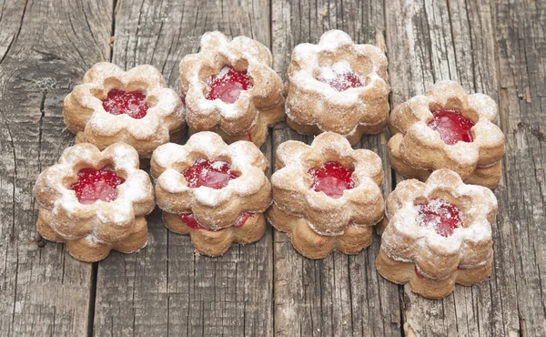 Gelei cookies bloem met rode jam zelfgemaakte op vintage tafelblad — Stockfoto
