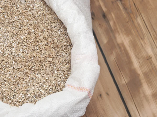 Fagioli d'orzo. Un primo piano di cereali di malto. Alimentazione e agricoltura — Foto Stock