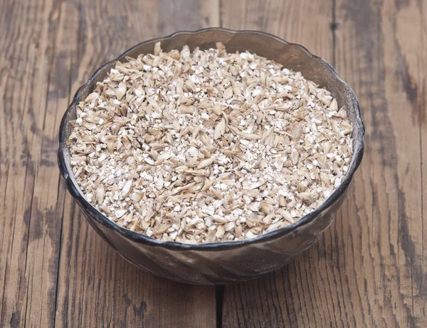 Pale malt barley in a glass bowl, an ingredient for beer. — Stock Photo, Image
