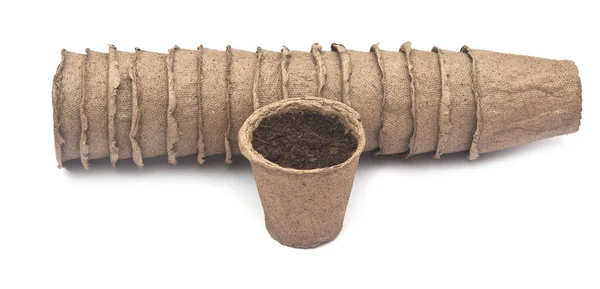 Pots à tourbe empilés pour la culture de semis, isolés sur fond blanc — Photo