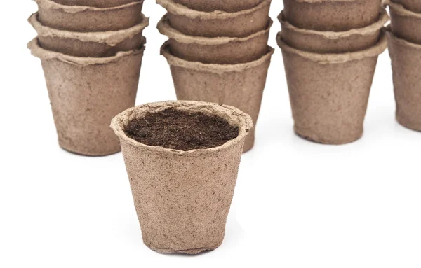 Pots à tourbe empilés pour la culture de semis, isolés sur fond blanc — Photo