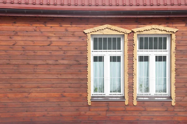 Біле вікно на червоній дерев'яній стіні — стокове фото