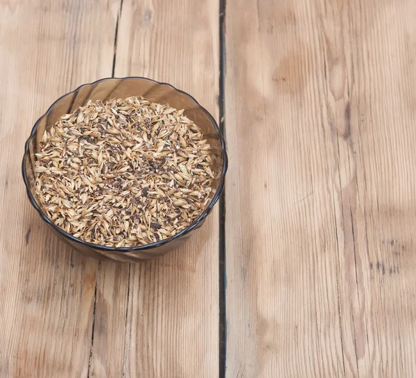 Barley grains of malt in glass bowl — Stock Photo, Image
