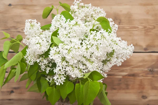 Flieder Blumen auf rustikalem Hintergrund — Stockfoto