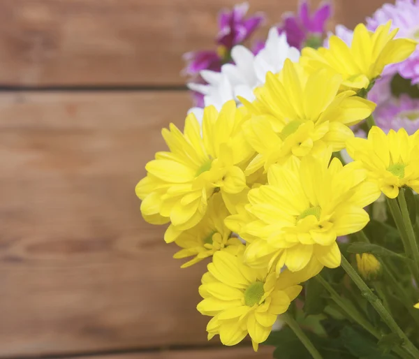 Colorful chrysanthemum bouquet on rustic wooden background — Stock Photo, Image