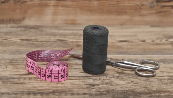 裁縫キットです。木製テーブルの針の糸とはさみ — ストック写真