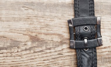 eski ahşap tahta üzerinde Vintage kemer tokası 