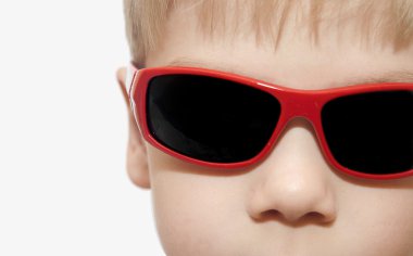 Güzellik gülümseyen çocuk çocuk güneş gözlüğü beyaz izole 