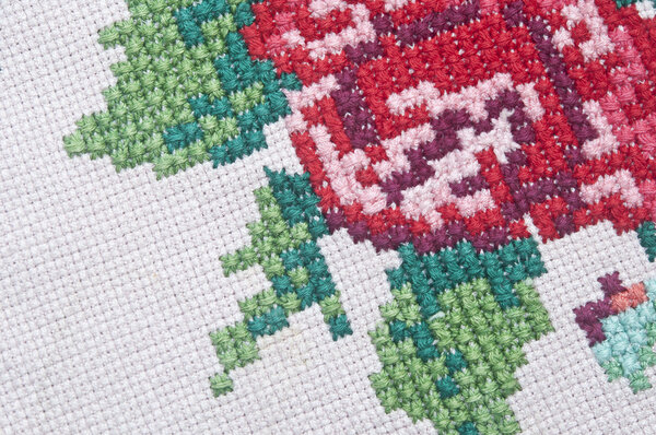 Многоцветная цветочная вышивка рук
