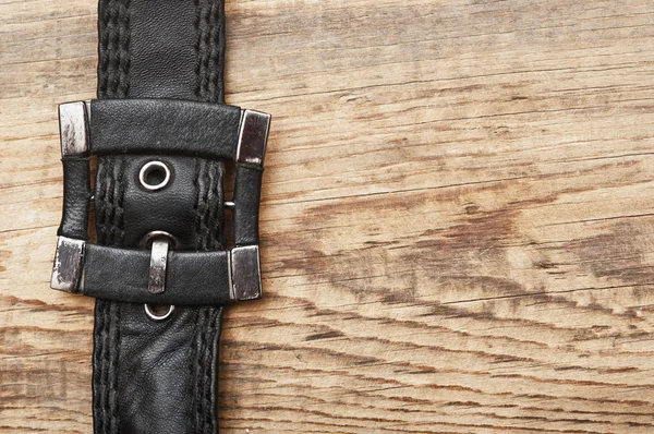 Hebilla de cinturón vintage en un tablero de madera viejo —  Fotos de Stock