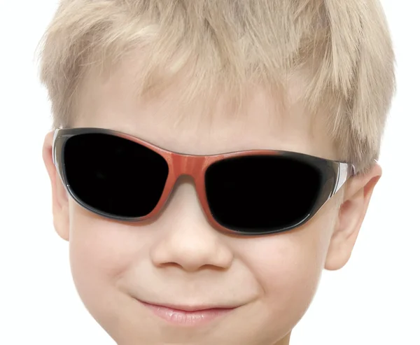 Belleza sonriente niño en gafas de sol blanco aislado — Foto de Stock