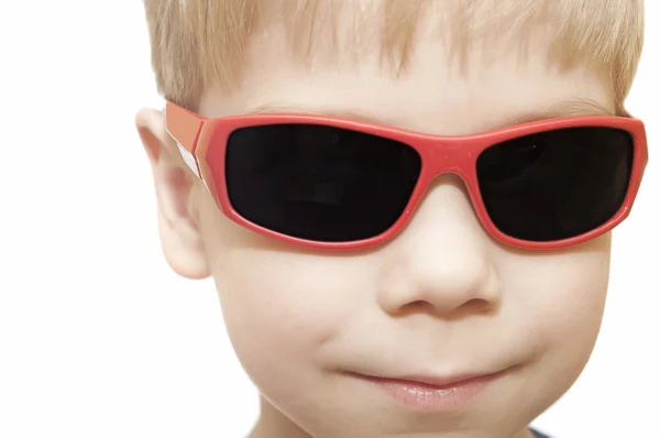 Schönheit lächelnder Junge mit Sonnenbrille weiß isoliert — Stockfoto