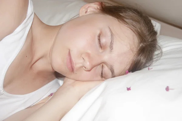 Wanita muda yang menarik tidur di tempat tidur — Stok Foto
