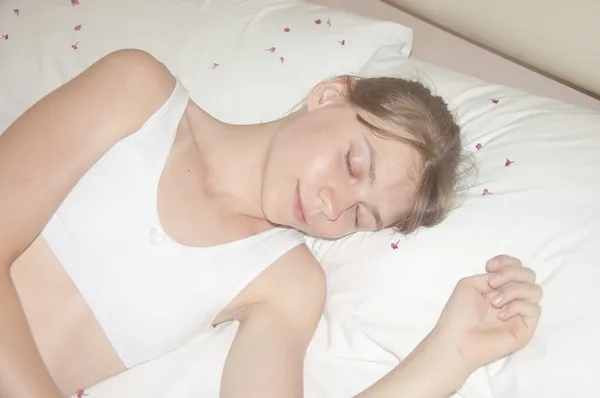 Atractiva joven mujer durmiendo en la cama —  Fotos de Stock
