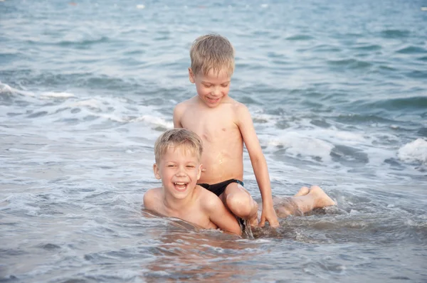 여름날 해변에서 즐기는 행복 한 쌍둥이 어린이 — 스톡 사진