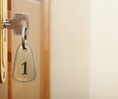 anahtar anahtar deliği ile numaralandırılmış etiketin içinde