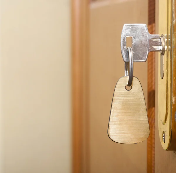 Llave en ojo de cerradura con etiqueta en blanco —  Fotos de Stock