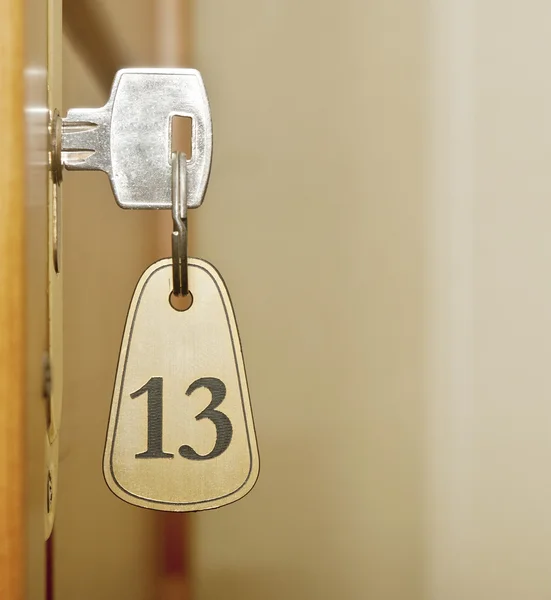 Vértes egy régi kulcslyuk szoba szám 13-val kulcs-ra egy fa — Stock Fotó