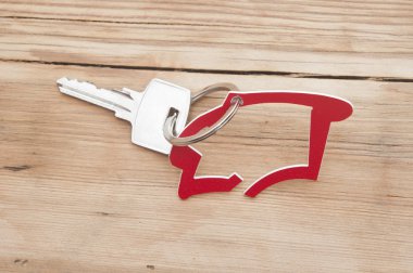 Evin ahşap antika arka plan üzerinde gümüş anahtar simgesi