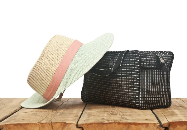 Il cappello di paglia e la borsetta isolata su fondo bianco — Foto Stock